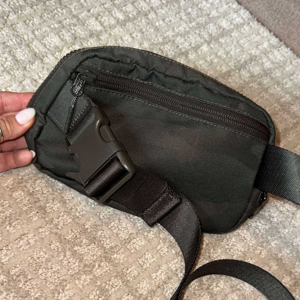 Lululemon Camo Everywhere Belt Bag 1L - Picture 4 of 9